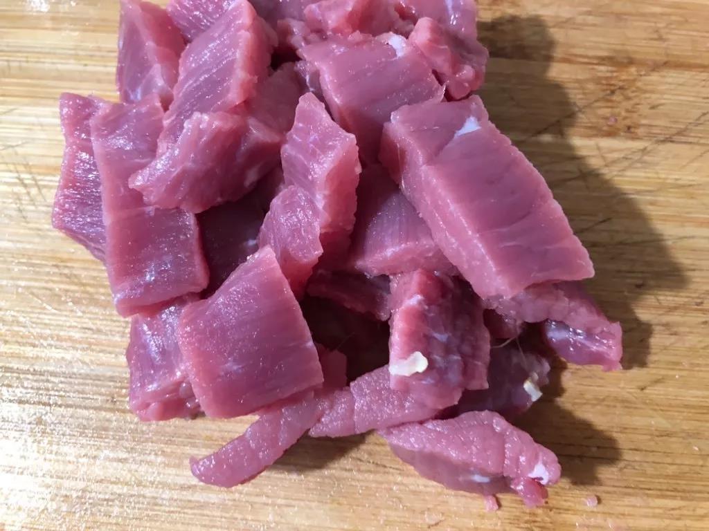 将牛肉切成小块。
