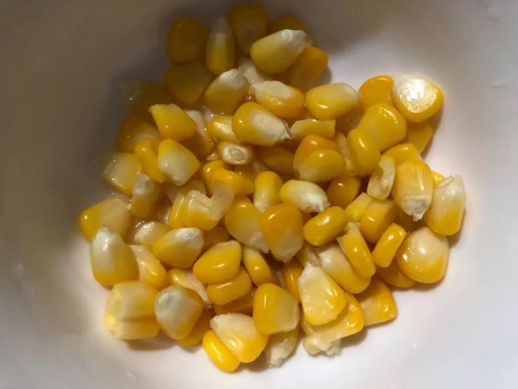 将玉米煮熟后捞出。