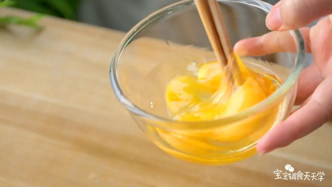 打散2个鸡蛋，倒入汤中迅速搅拌成蛋花