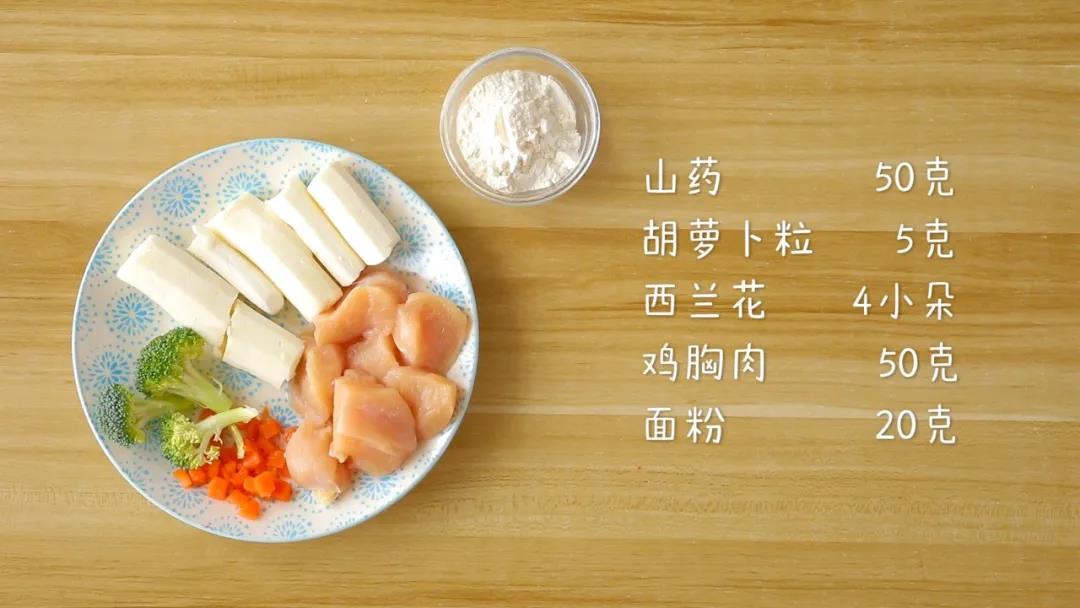 准备食材：黄瓜1根，鲜虾8个，鸡蛋2个，姜片3片葱花、食用油适量，松茸粉 适量