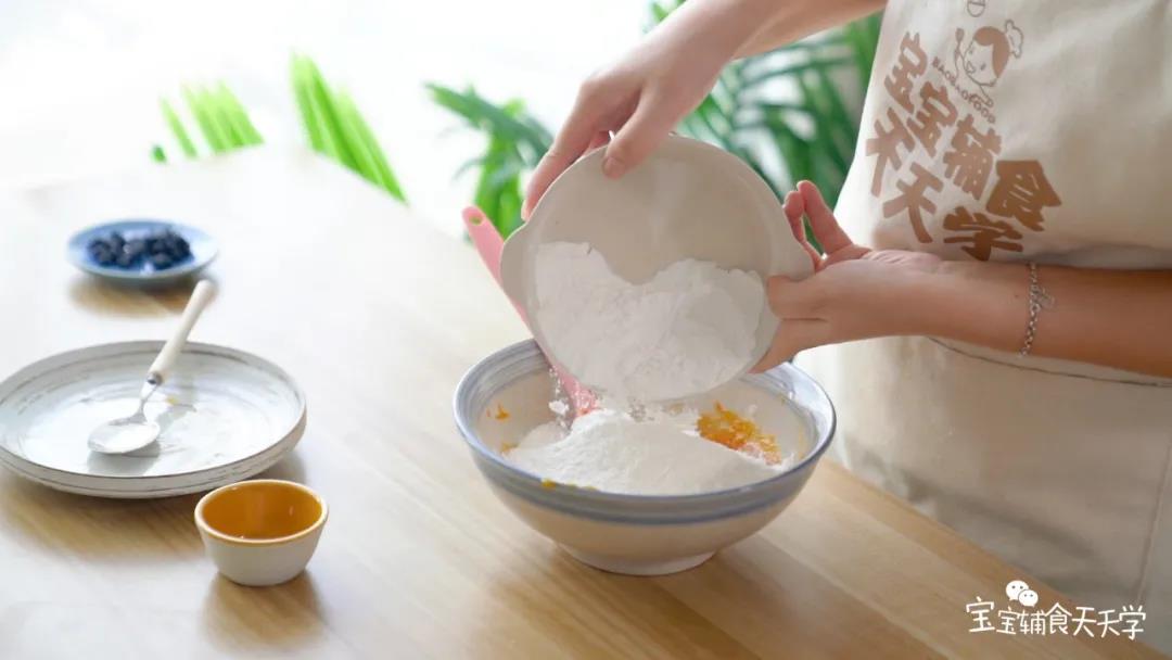 第3步：加入糯米粉，搅拌均匀