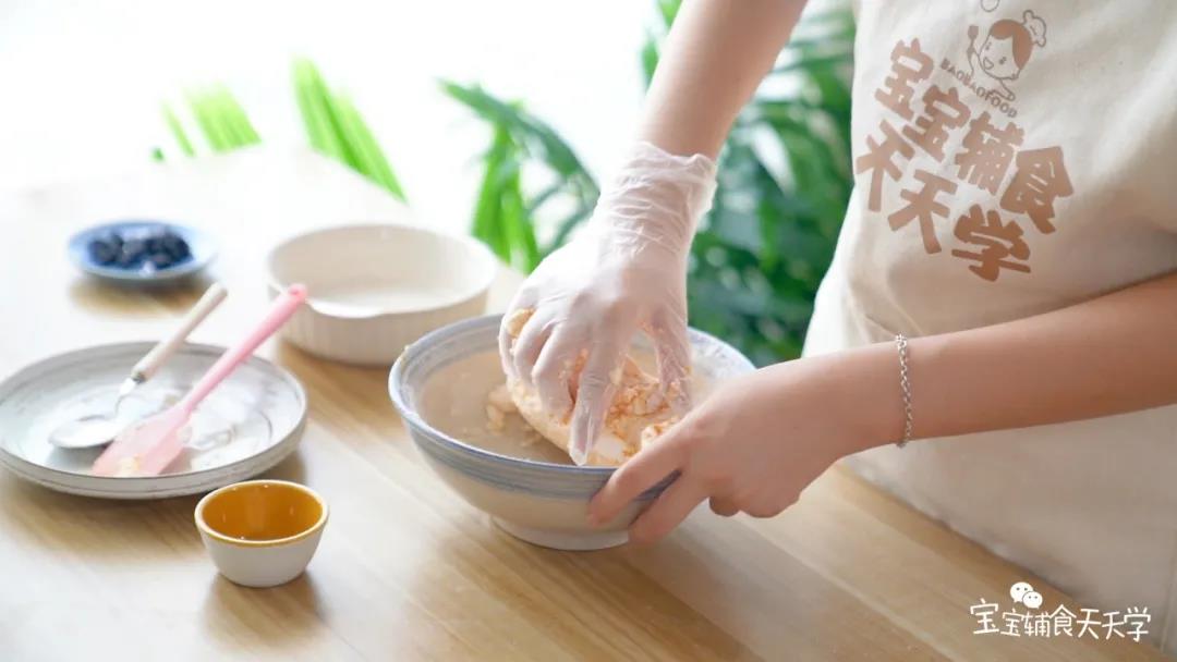 第4步：揉成偏软的面团加入糯米粉，搅拌均匀