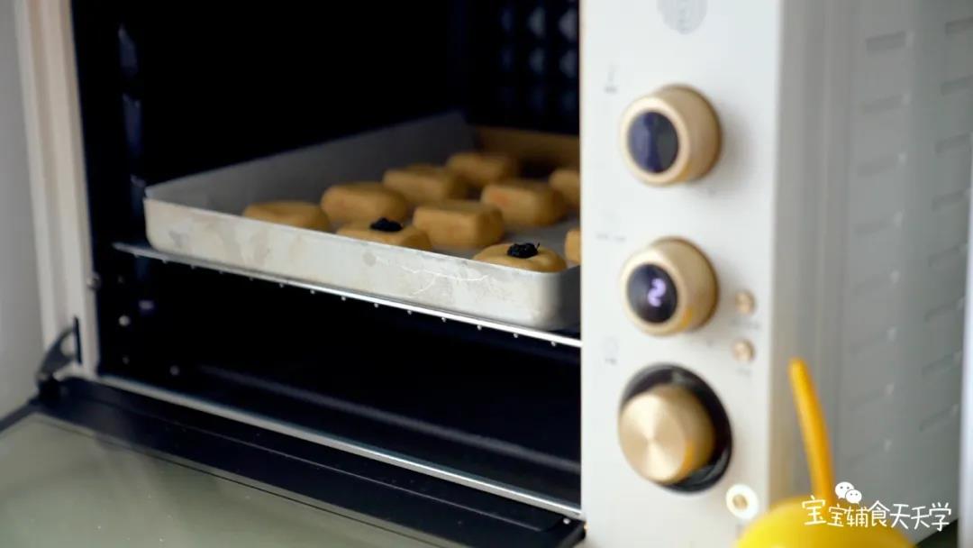 第6步：预热烤箱后放入，180℃烤20分钟即可