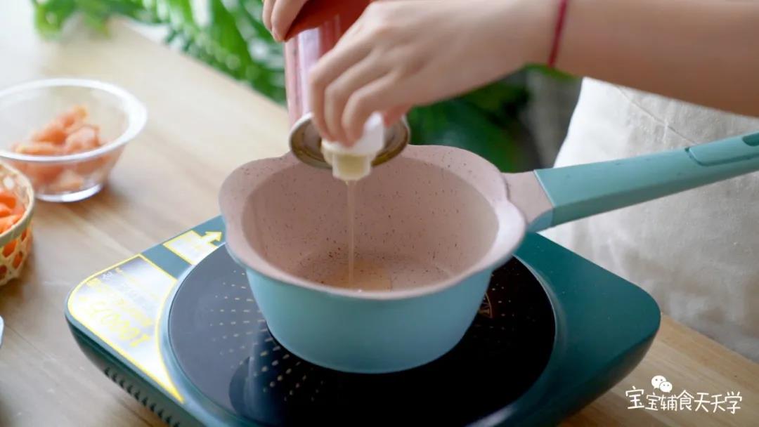 锅中倒入热炒油，将鸡胸肉、洋葱、胡萝卜煎一下