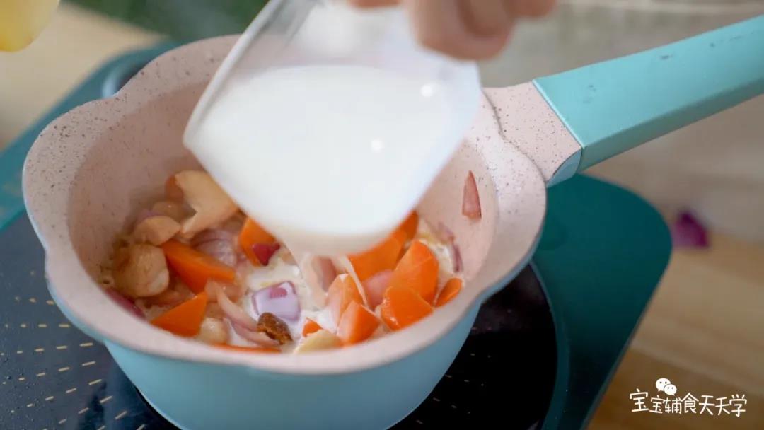 加入松茸粉和牛奶，加盖炖煮