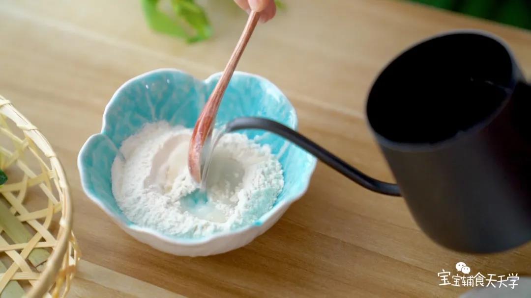 面粉用凉水调开，倒入锅中