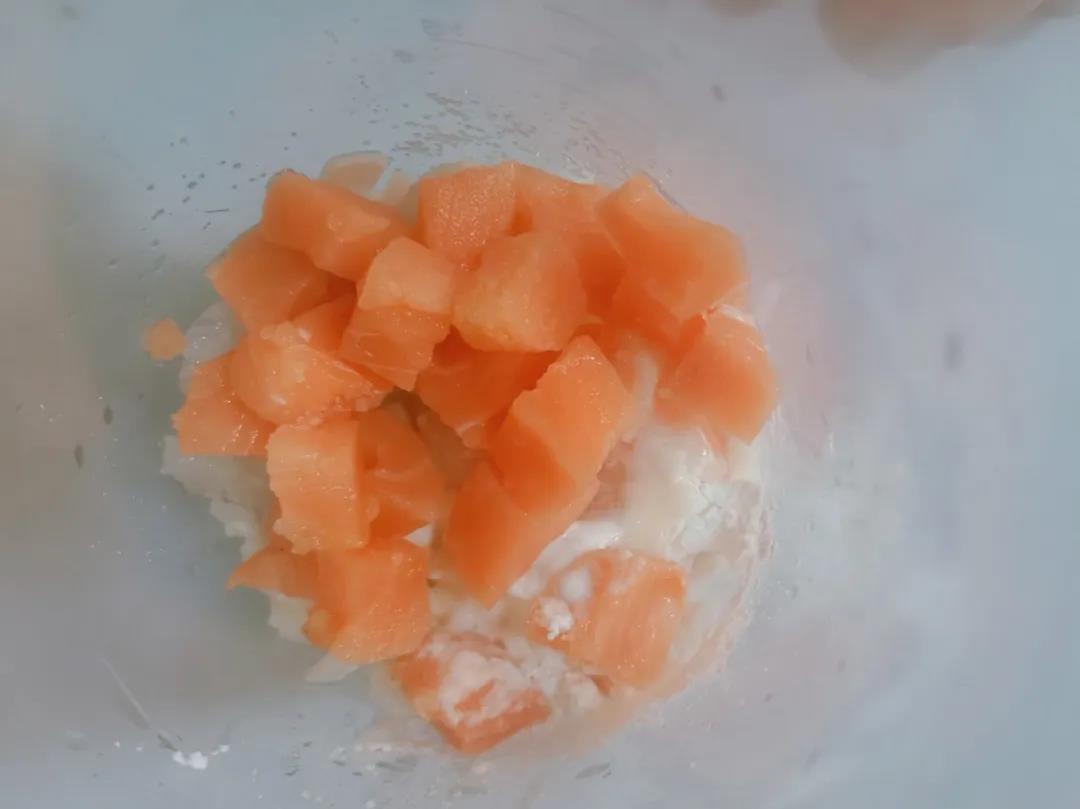 所有食材加入搅拌杯，再加65克左右的水。