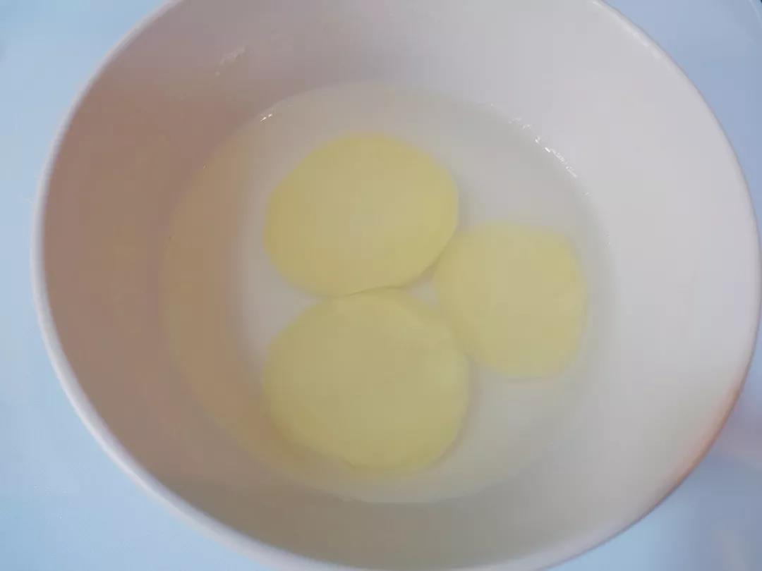 第3步：土豆蒸熟。