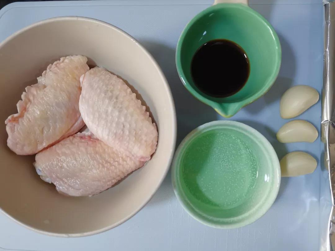 鸡翅密封放冰箱冷藏室提前解冻。其他食材准备好。