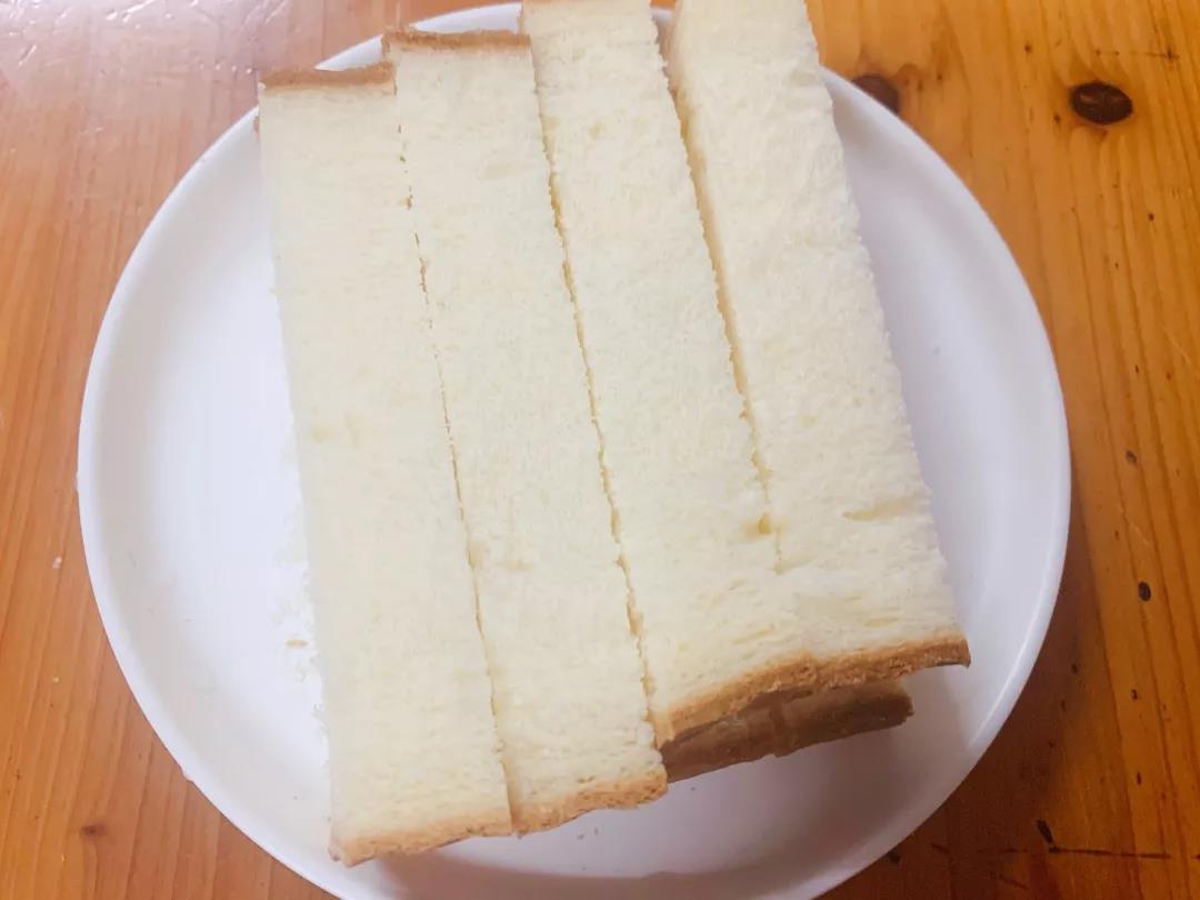 吐司去两边切成8条。