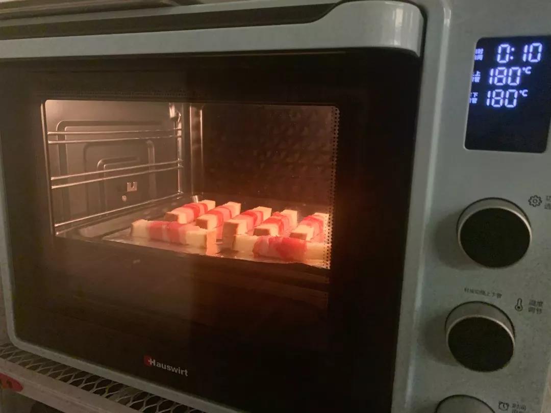 烤箱预热180度，中层烤10分钟。