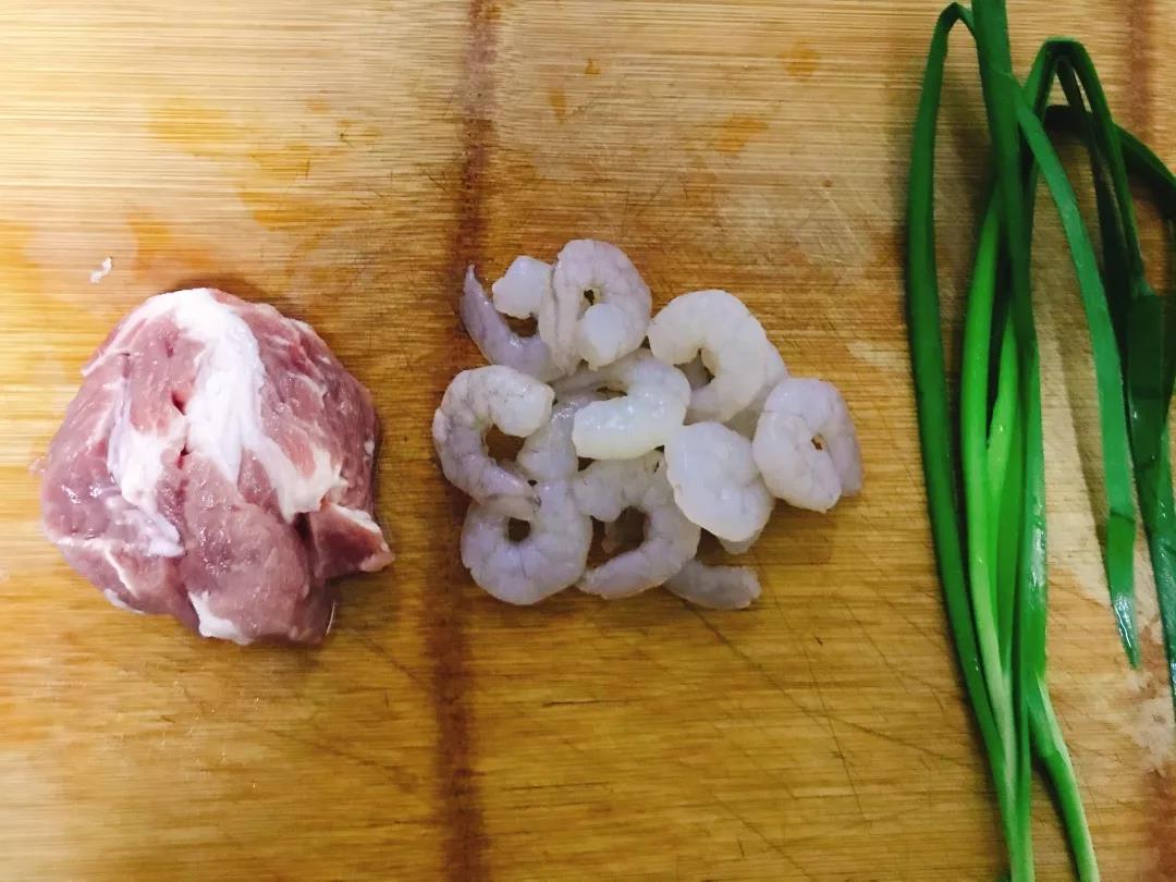称重好的猪肉、虾仁、韭菜分别洗净，用厨房用纸把表面水分吸干。