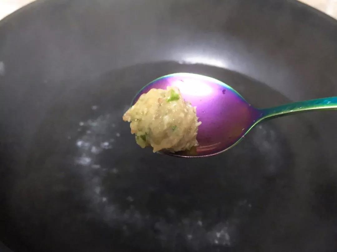 锅内烧开水，转中小火，手抓肉泥虎口挤出合适大小，用勺子刮下放入锅中。