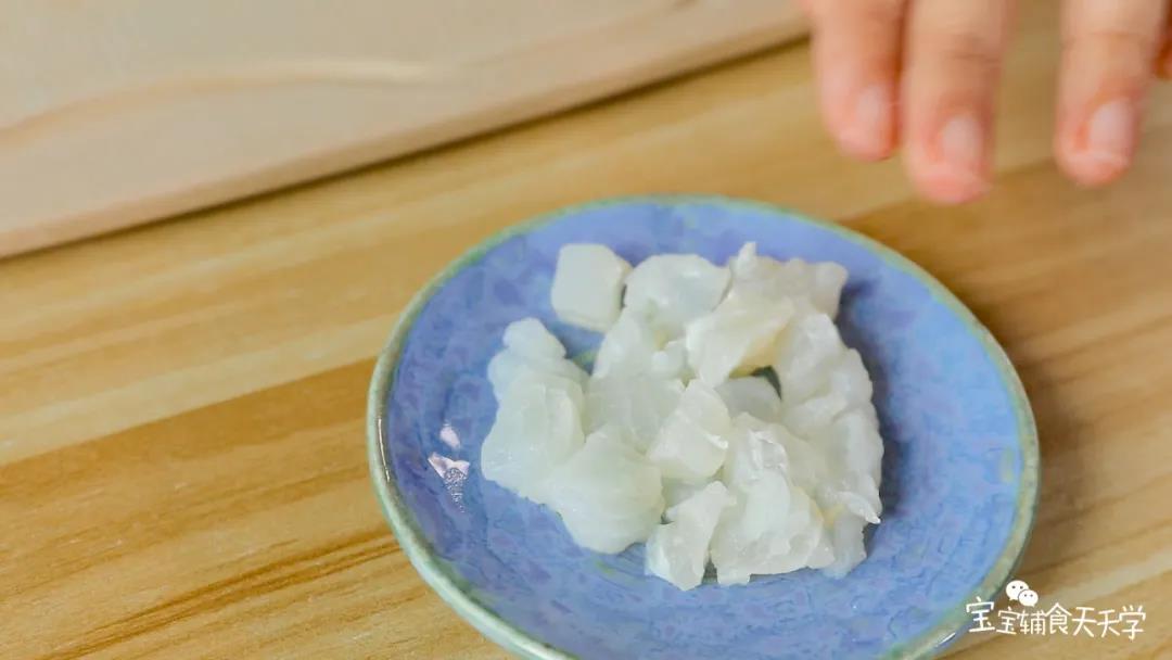 第2步：鳕鱼切粒