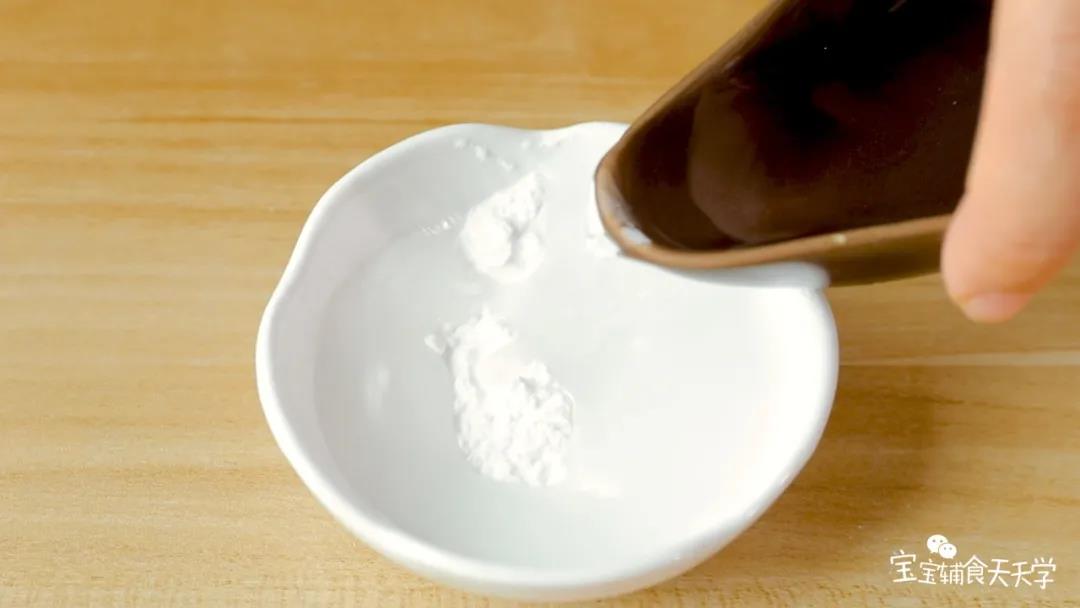 第8步：玉米淀粉用适量水兑开成淀粉水