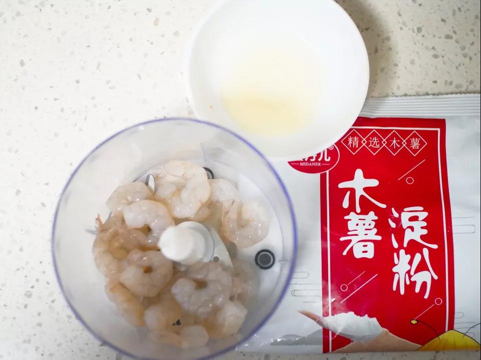 第1步：虾仁洗净去虾线，所有食材称重备用。
