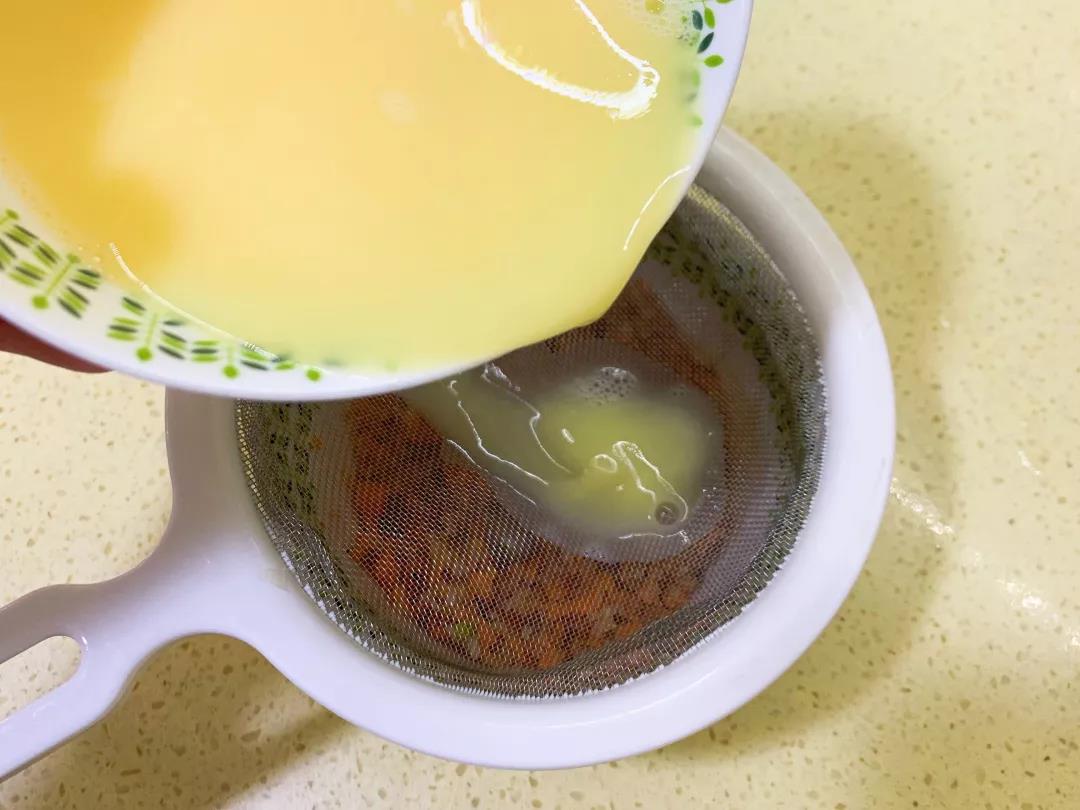 用滤网把鸡蛋液过滤到碗里。