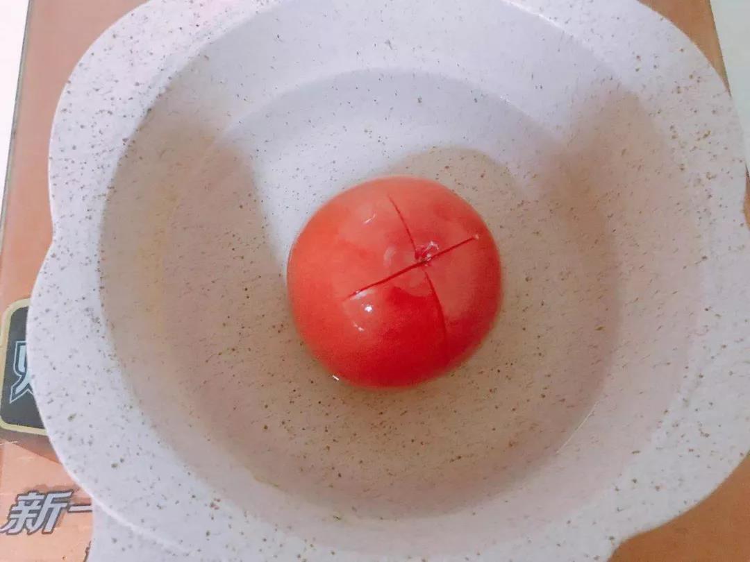 番茄划十字刀，用开水烫后去皮。