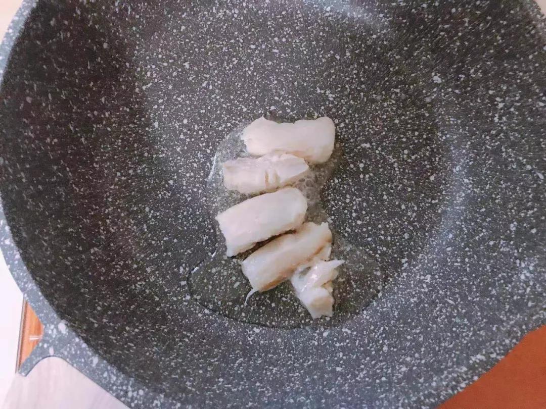 锅内稍微倒点油，放入真鳕鱼煎熟后盛出。