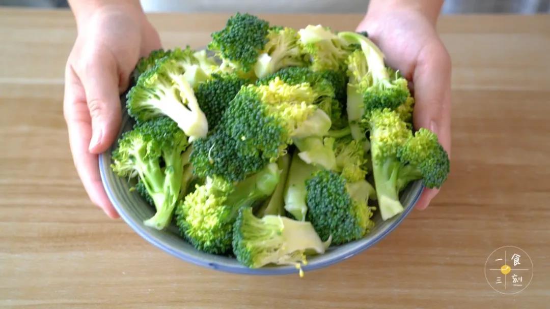 西兰花掰小朵用盐水浸泡，洗净沥干