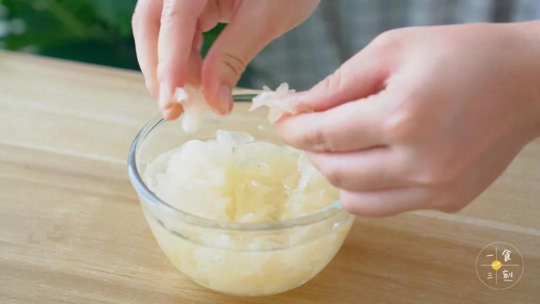 银耳泡发后撕成小朵