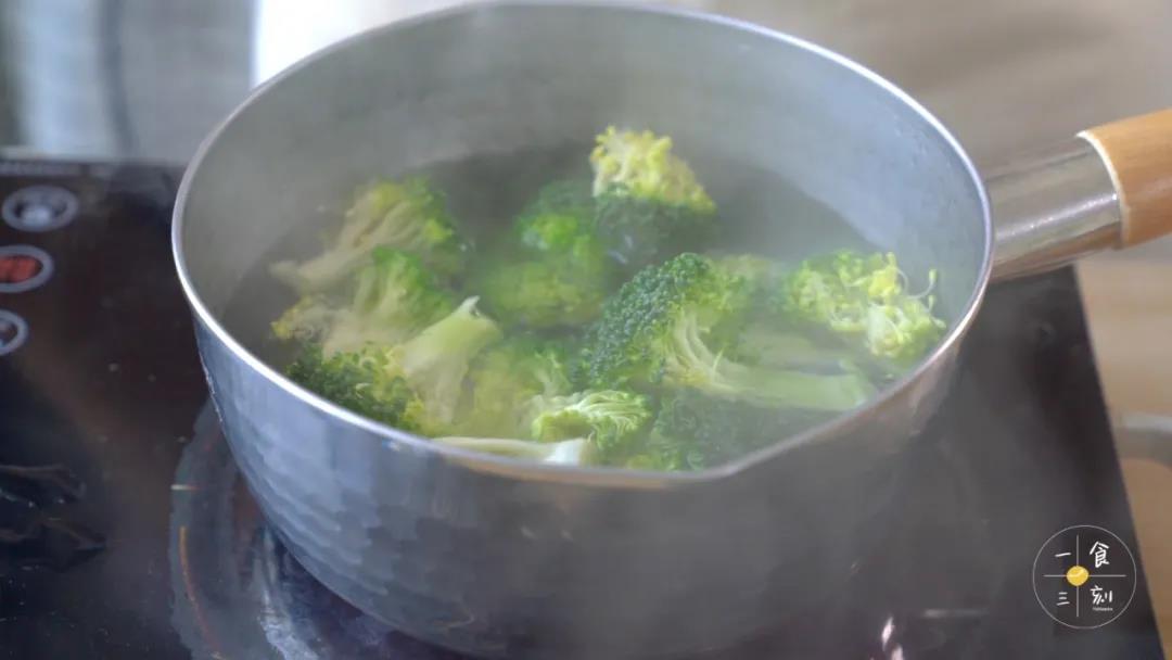 锅里倒入西兰花，焯熟，捞出沥干