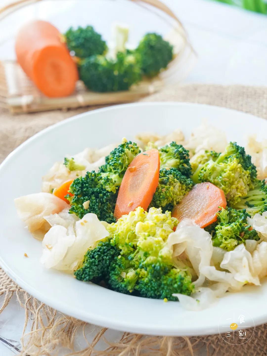 想到西兰花跟银耳竟然那么搭！随手一拌，清爽滋润又低脂不胖，秋天养生记得吃它！