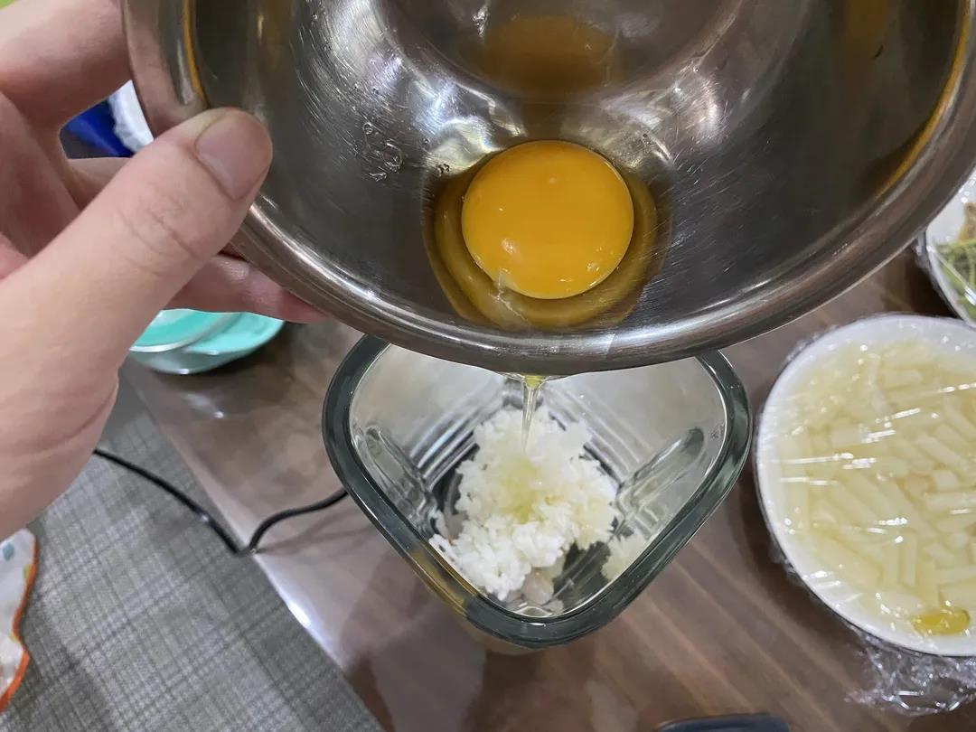 将鸡蛋、米饭、虾仁放入料理机打泥。