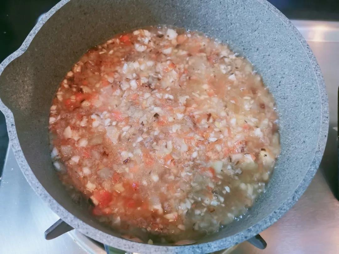 加开水没过食材，继续煮沸。