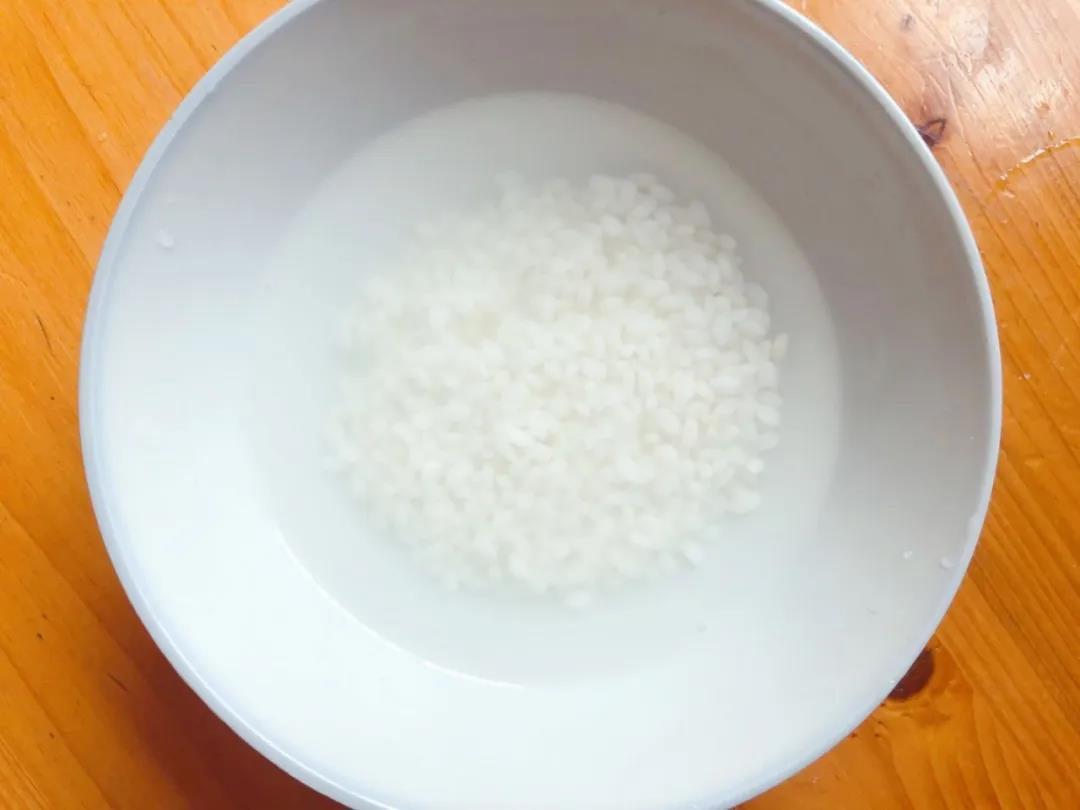 第2步：糯米洗净加水，放冰箱冷藏浸泡过夜。