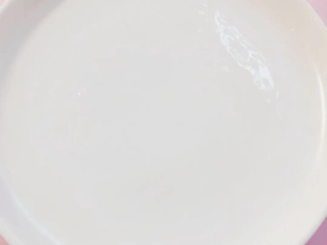 第7步：可蒸制容器底部刷一层油。