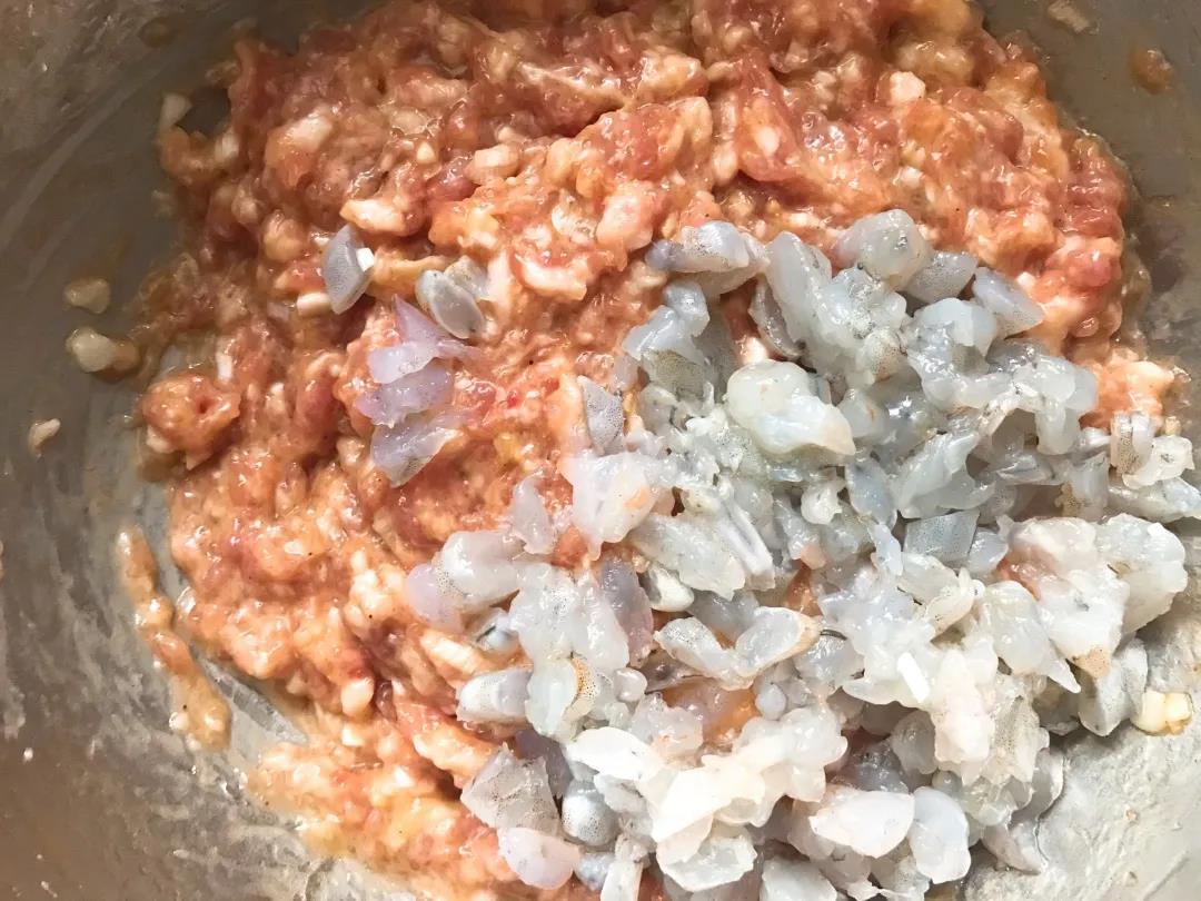 第3步：所有食材剁碎，另一半鸡蛋加入猪肉馅中搅拌均匀静置片刻。