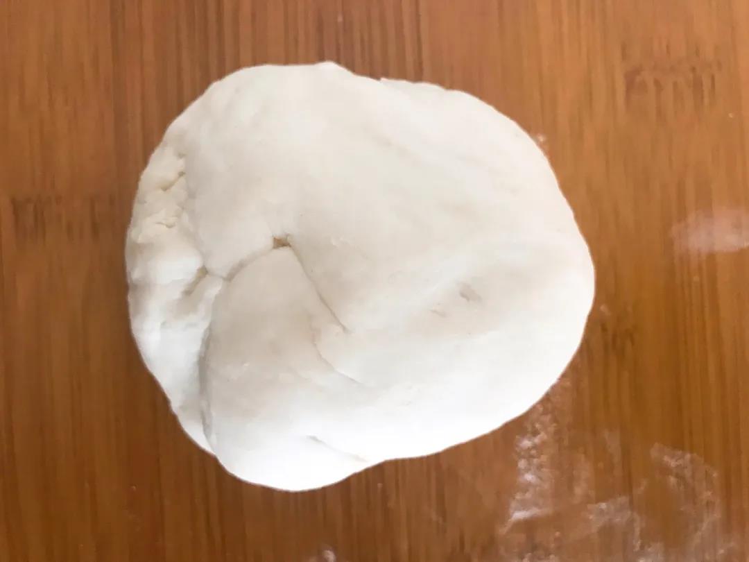 第5步：面粉加水搅成絮状，再揉成光滑的面团。