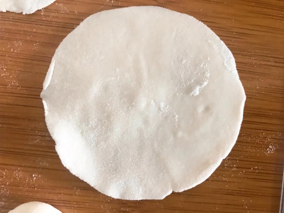 第7步：用擀面杖擀成饺子皮。