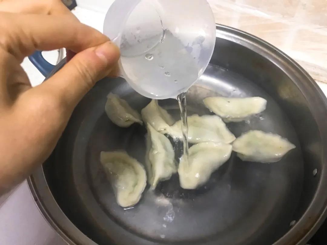 第11步：煮至所有饺子飘起，再加少量凉水，再次烧开。
