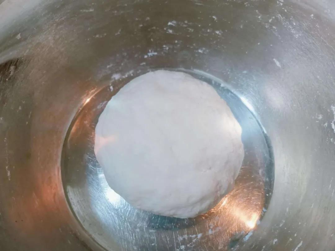 第3步：用手揉成光滑的面团，盖上盖子醒20分钟，同时准备馅料。