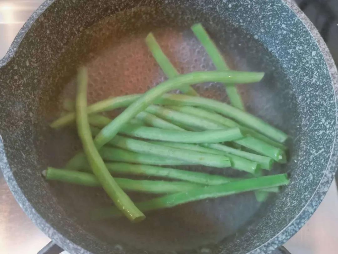 第4步：豇豆焯水至半熟，捞出沥干水切碎。