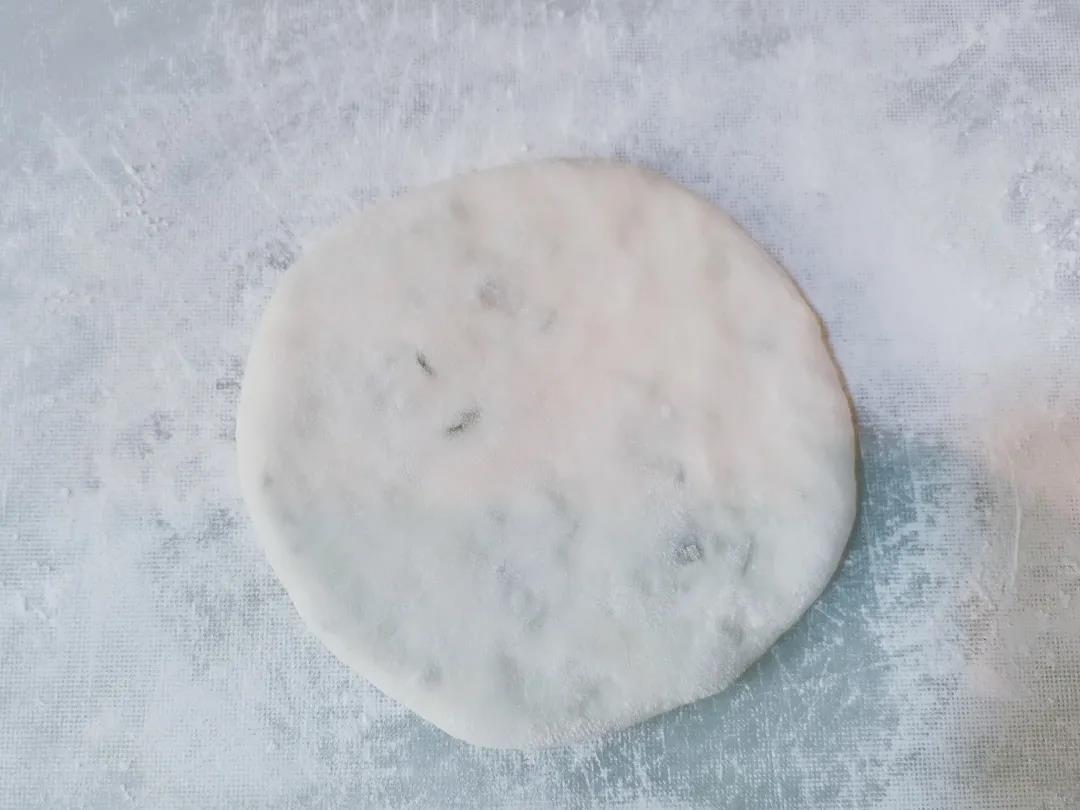 第7步：收口朝下，用手按压成饼。