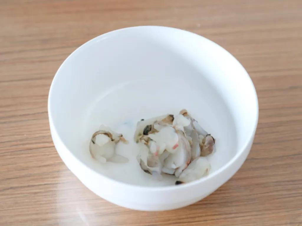 虾肉切成小块。