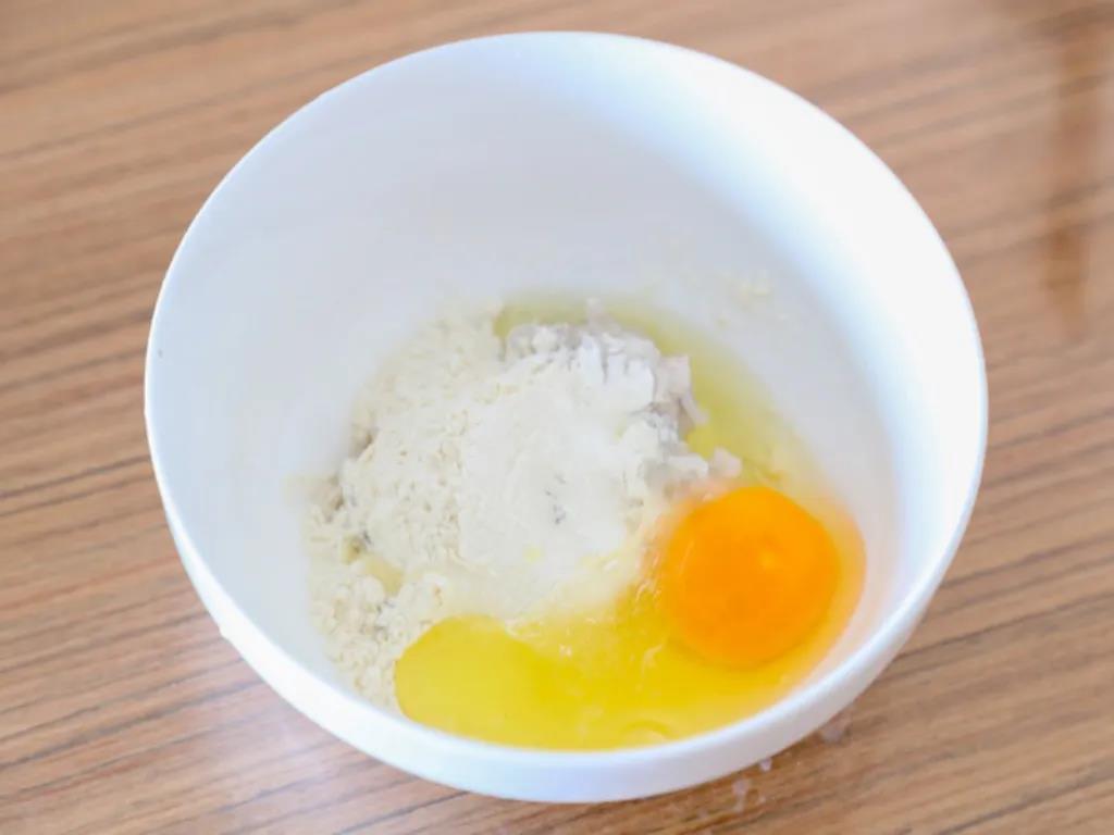 虾泥中倒入面粉和鸡蛋。