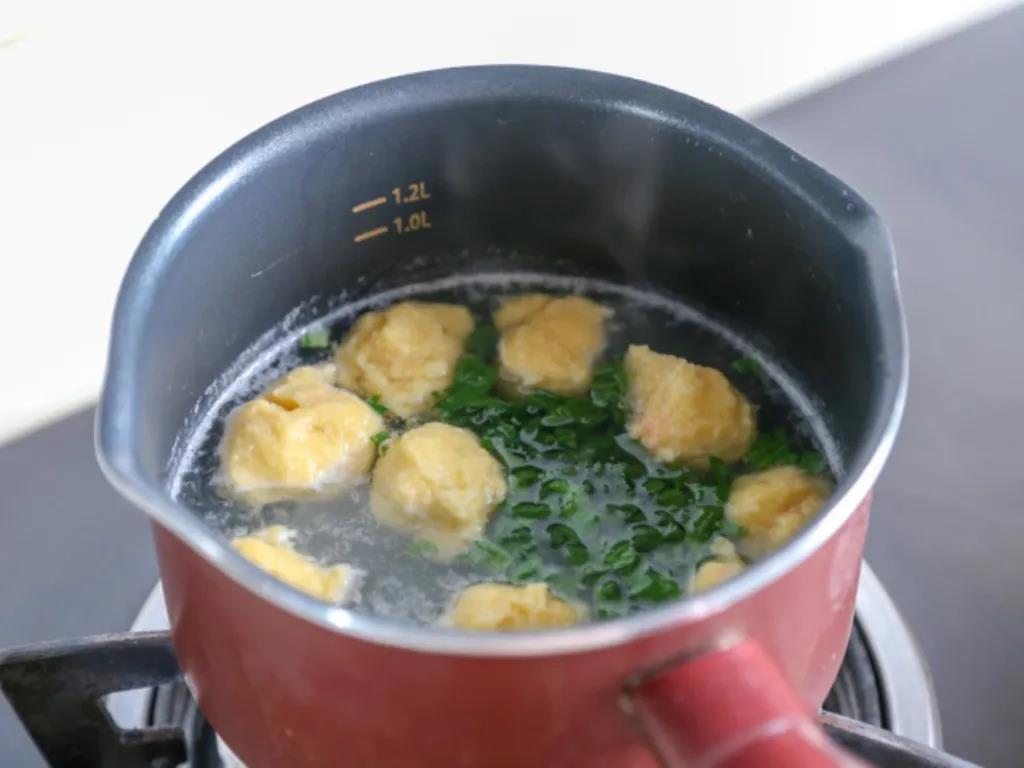 虾丸浮起来后，倒入油菜。