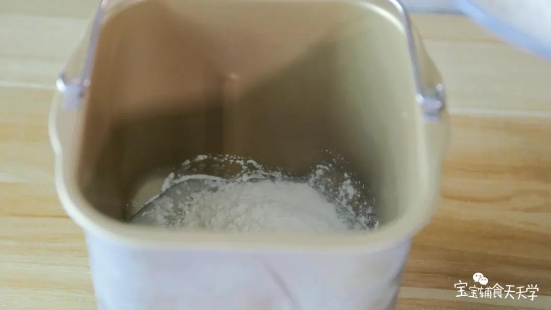 在面包桶里加入白粥、面粉