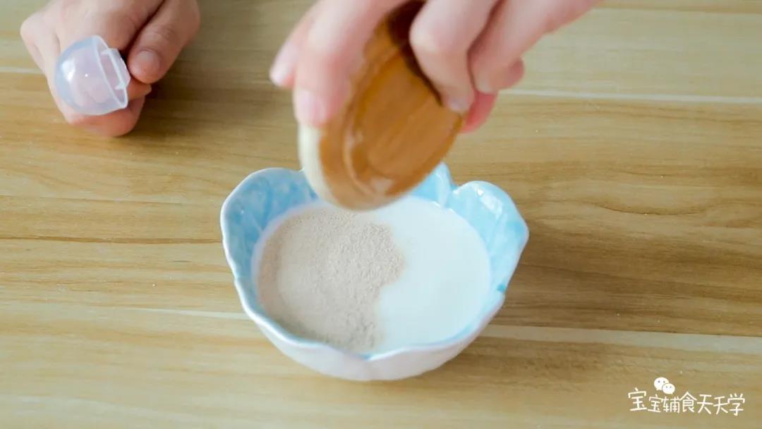 把酵母与牛奶混合均匀