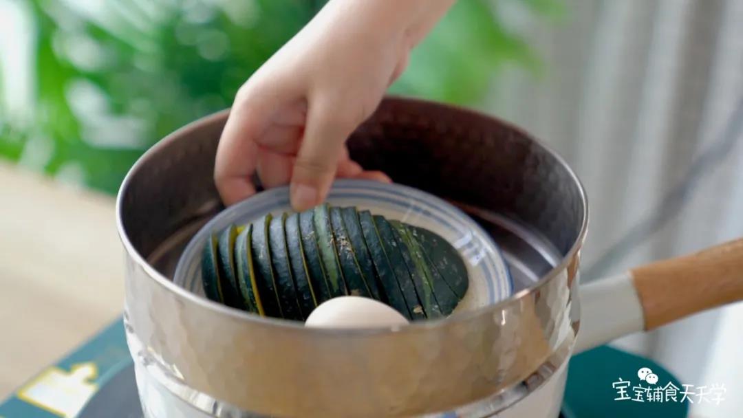 第2步：鸡蛋和贝贝南瓜冷水下锅，蒸熟