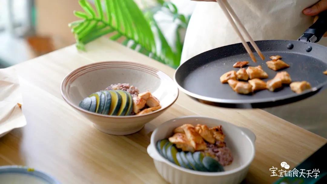 第8步：将食材铺在杂粮饭上，最后撒一点白芝麻和海苔碎