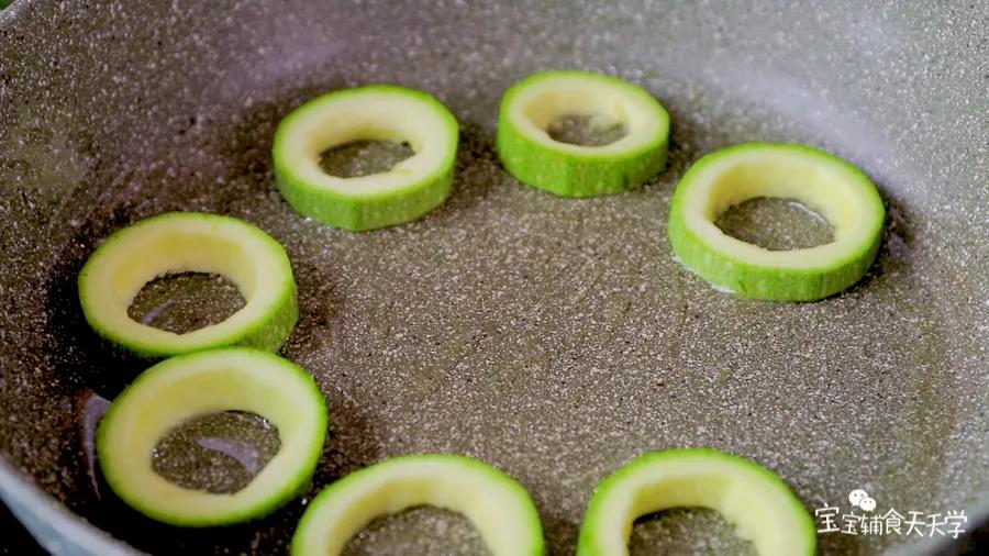 第8步：起锅热油，放入西葫芦圈