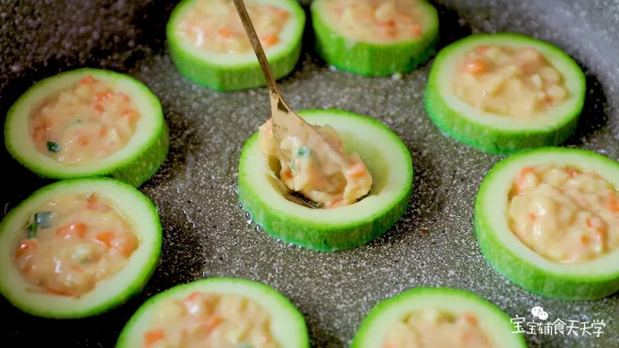 第9步：中间勺入面糊