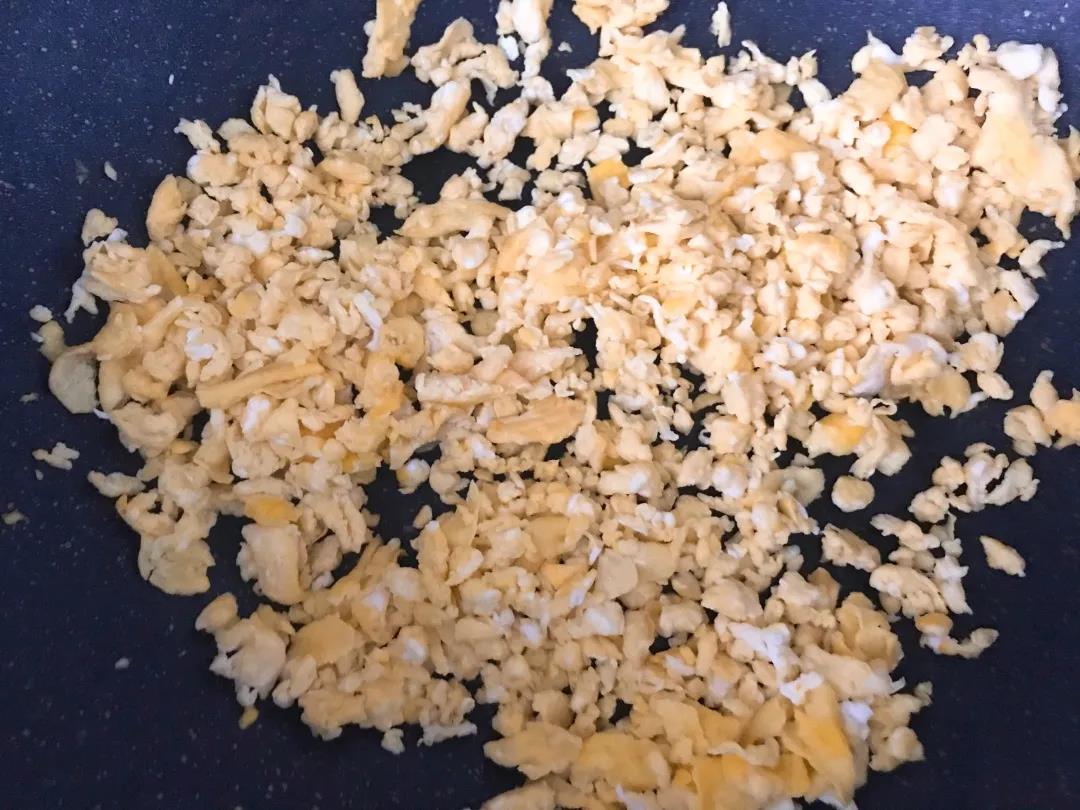 鸡蛋打散，取一半蛋液入油锅炒成小颗粒。