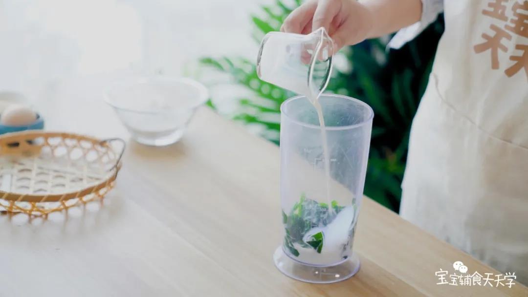 焯好水的菠菜放入搅拌机中，加入牛奶，搅打成汁