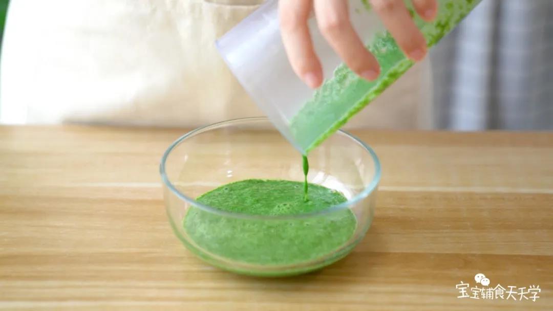 倒出菠菜汁，加入松饼粉，打入鸡蛋，搅拌均匀